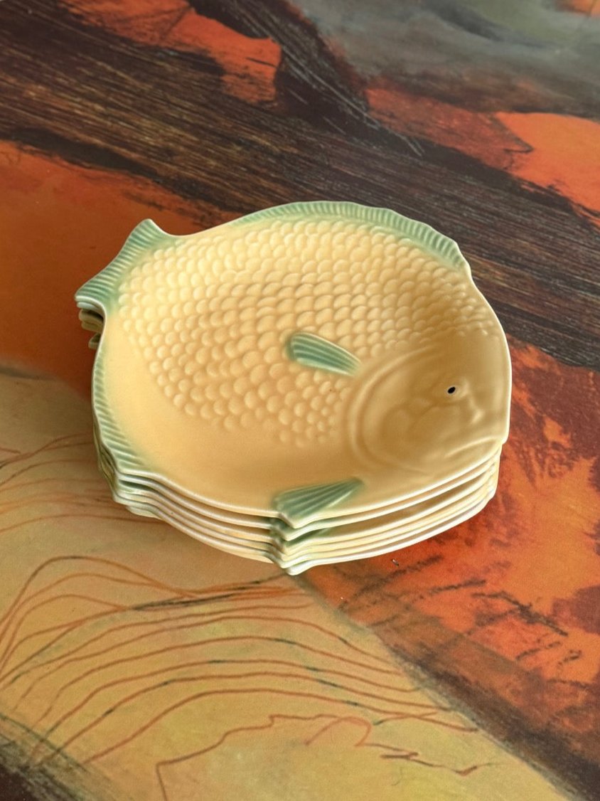 A Set of 8 Shorter & Sons Fish Plates and a Matching Sauce Jug