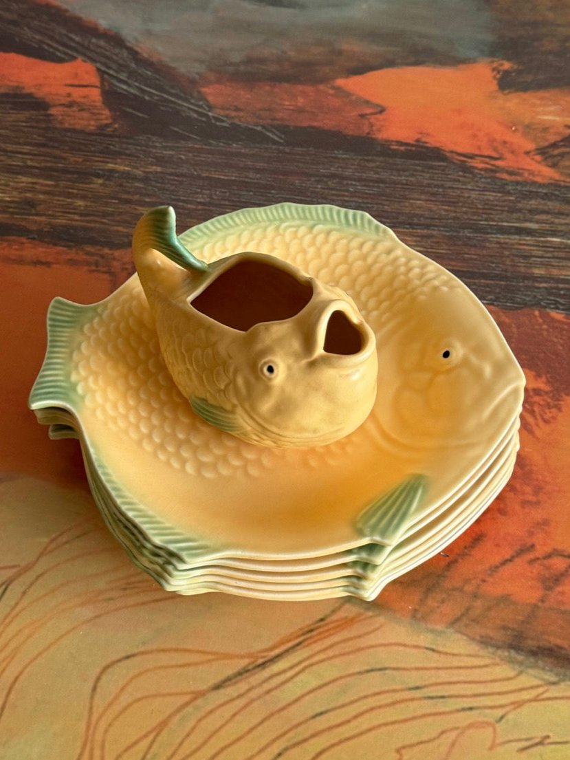 A Set of 8 Shorter & Sons Fish Plates and a Matching Sauce Jug