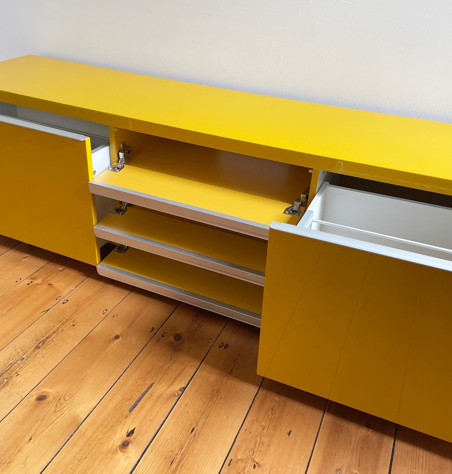 Yellow 'Besta Burs' TV Unit