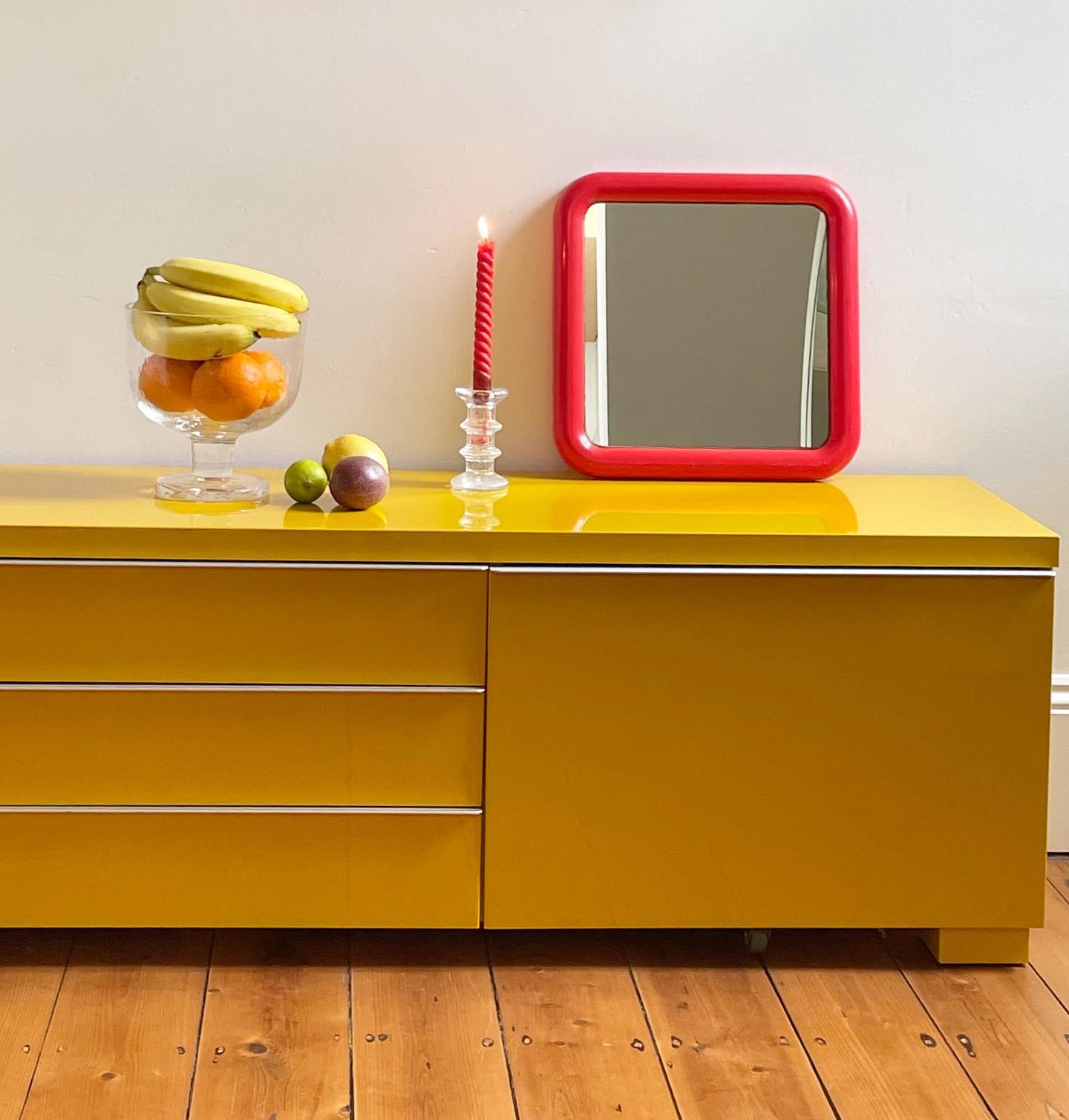 Yellow 'Besta Burs' TV Unit