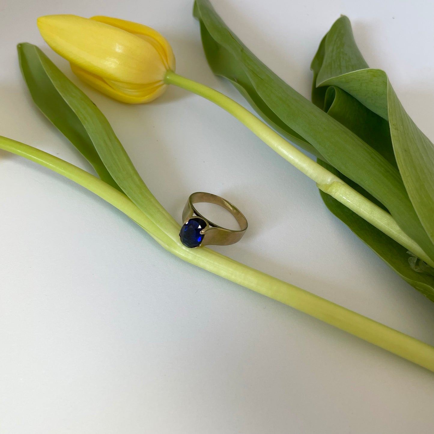 9ct gold & sapphire ring