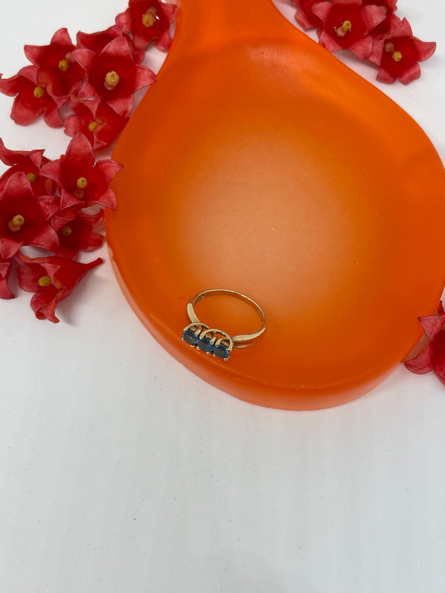 9ct gold ring with triple sapphire stone