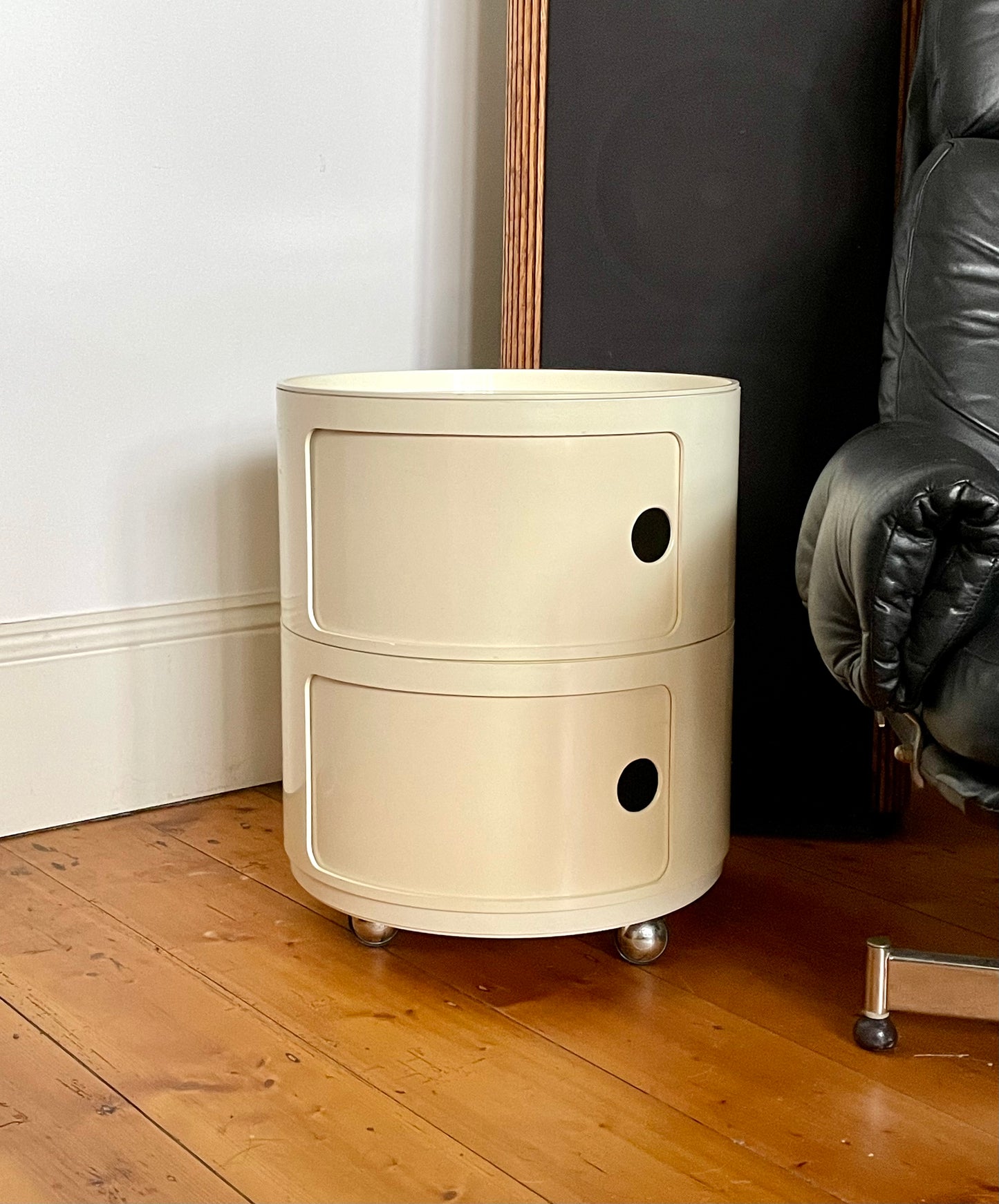 Kartell Componibili on castors in cream