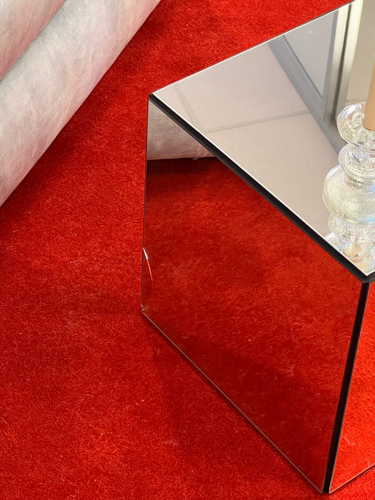 Mirror cube stand