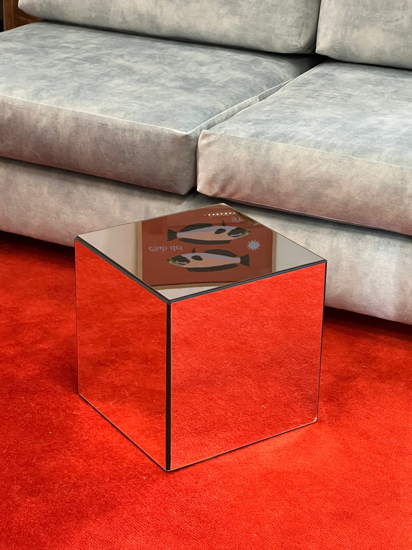 Mirror cube stand