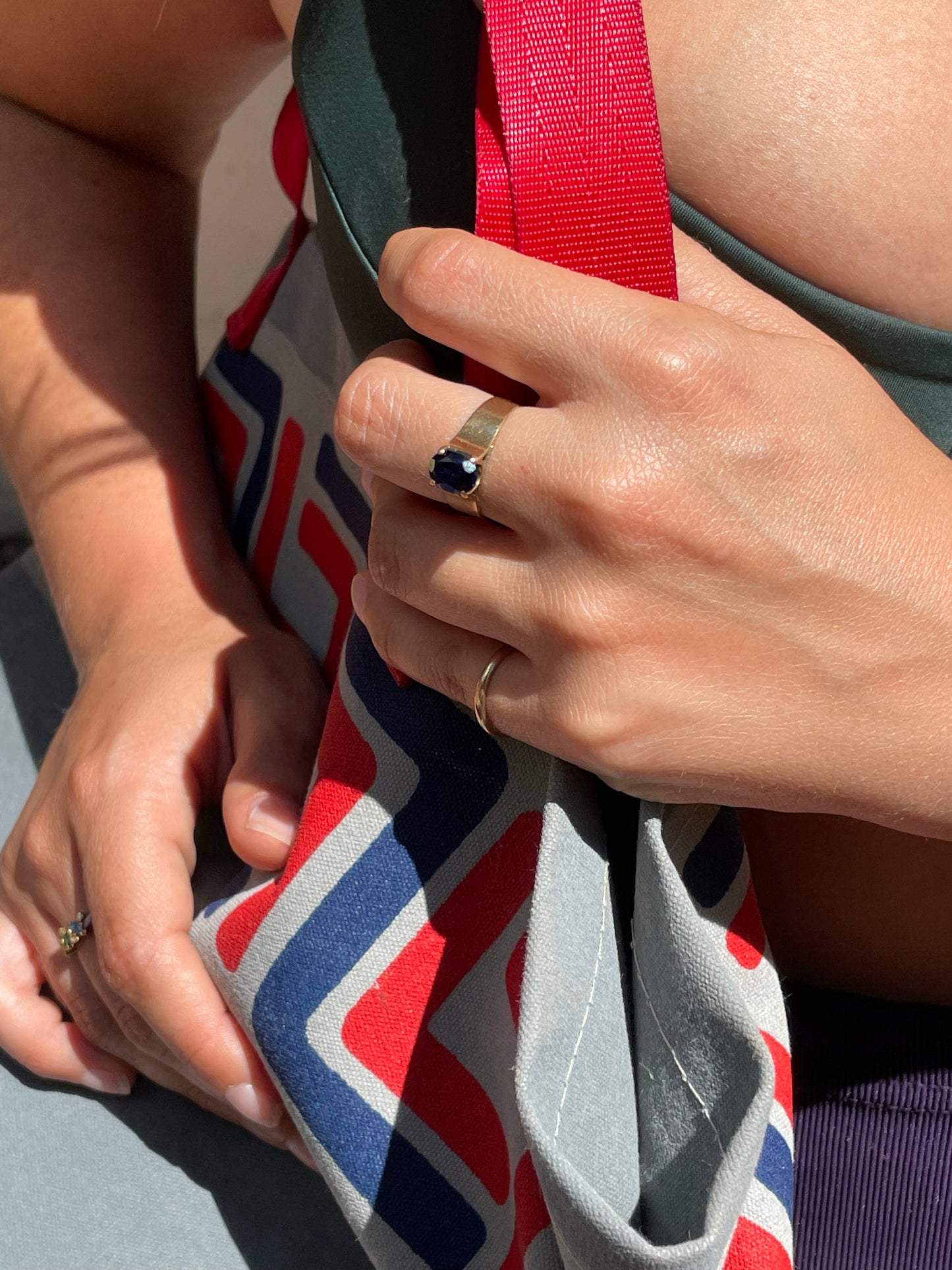 9ct gold & sapphire ring