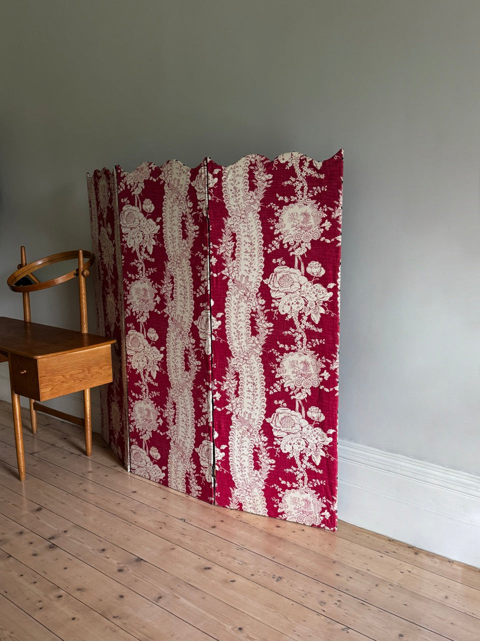 Vintage Floral Scalloped Room Partition