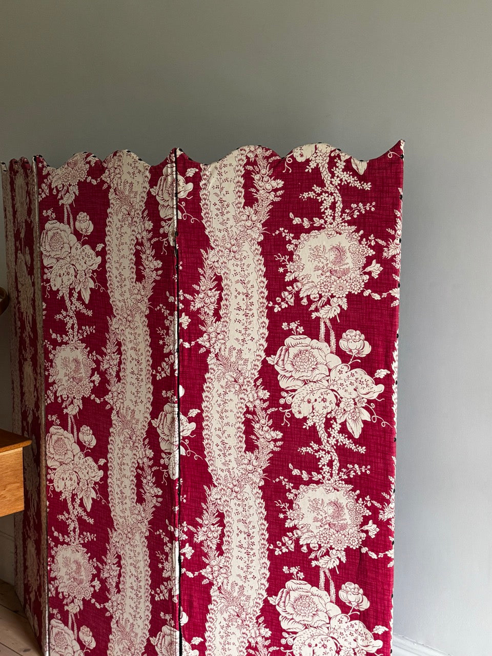 Vintage Floral Scalloped Room Partition