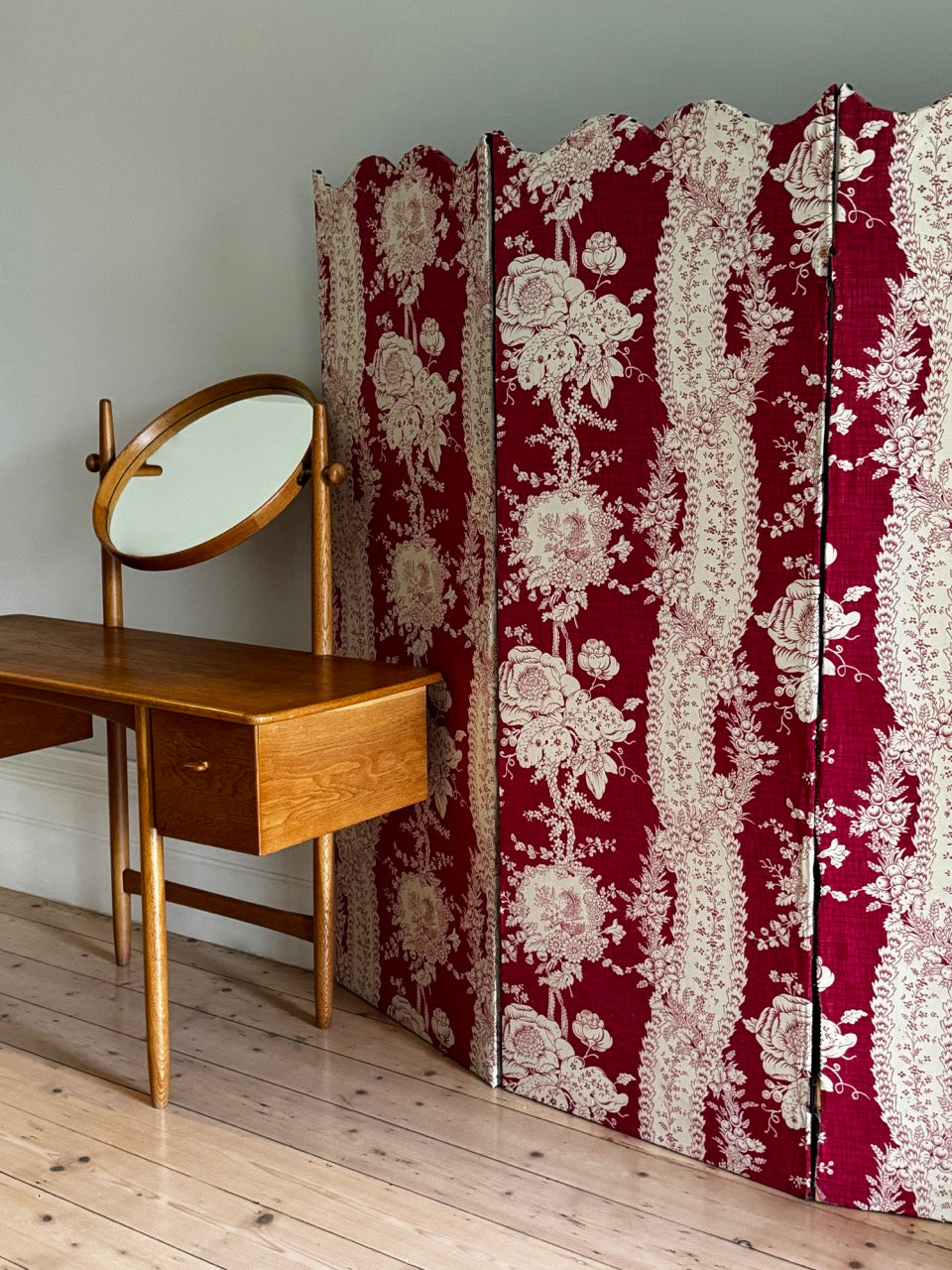 Vintage Floral Scalloped Room Partition