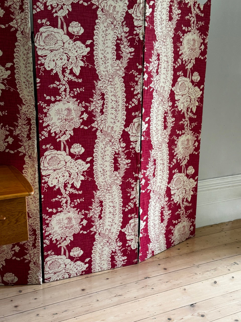 Vintage Floral Scalloped Room Partition