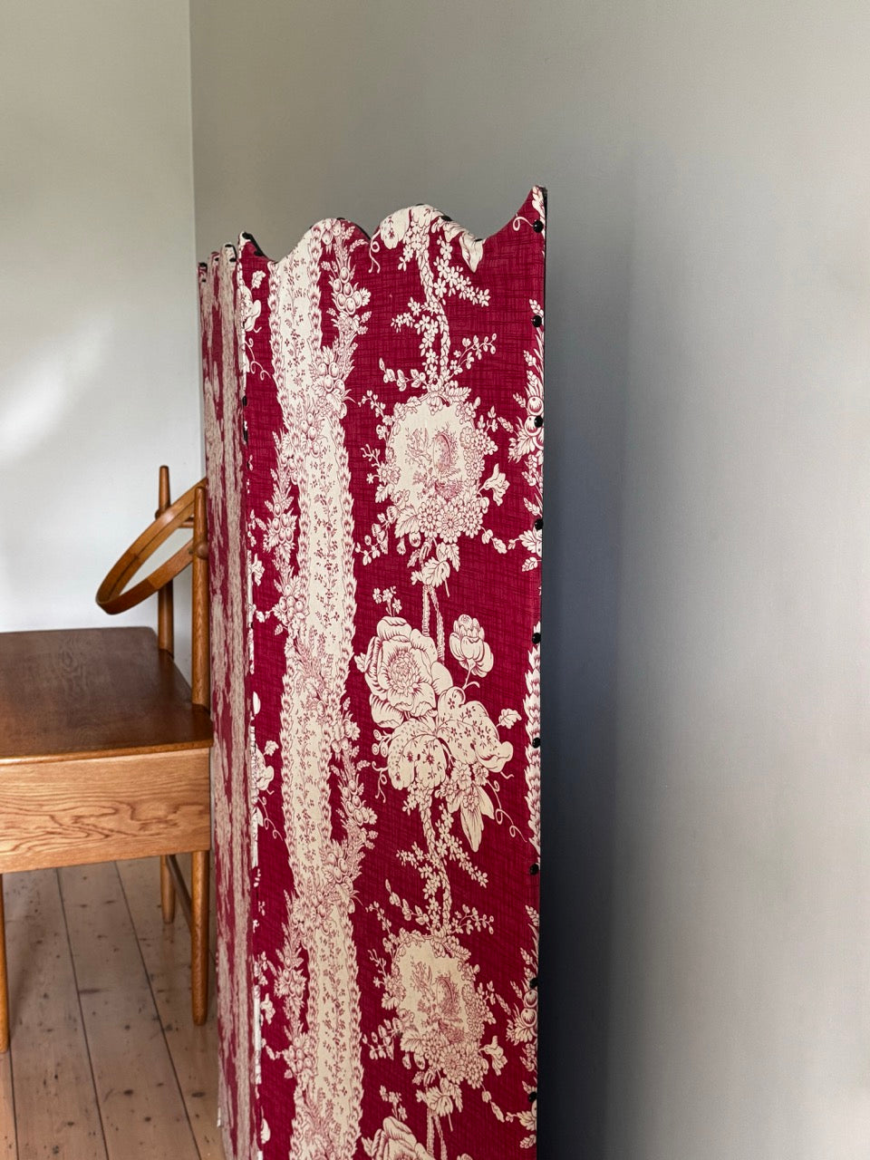 Vintage Floral Scalloped Room Partition