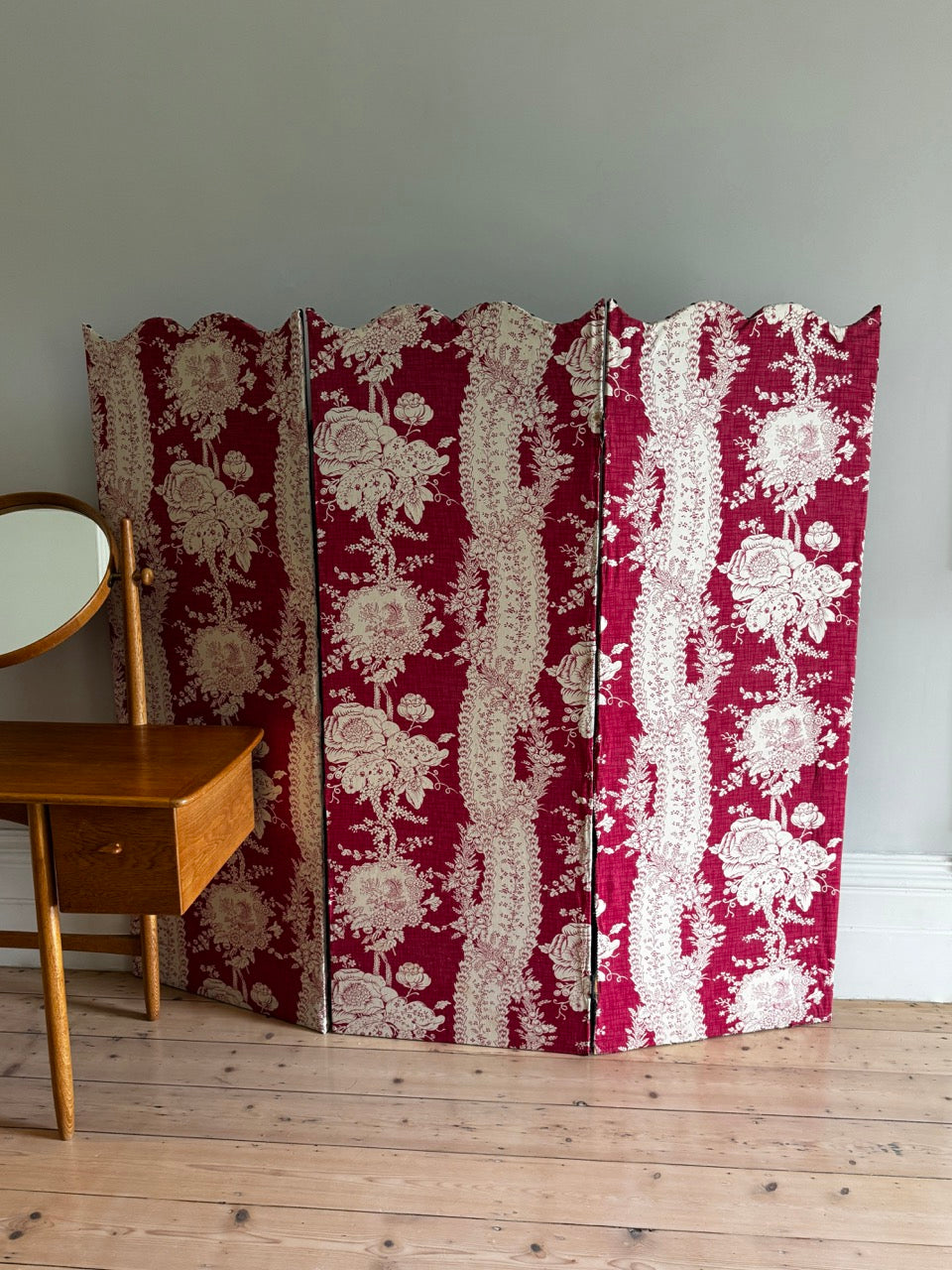 Vintage Floral Scalloped Room Partition