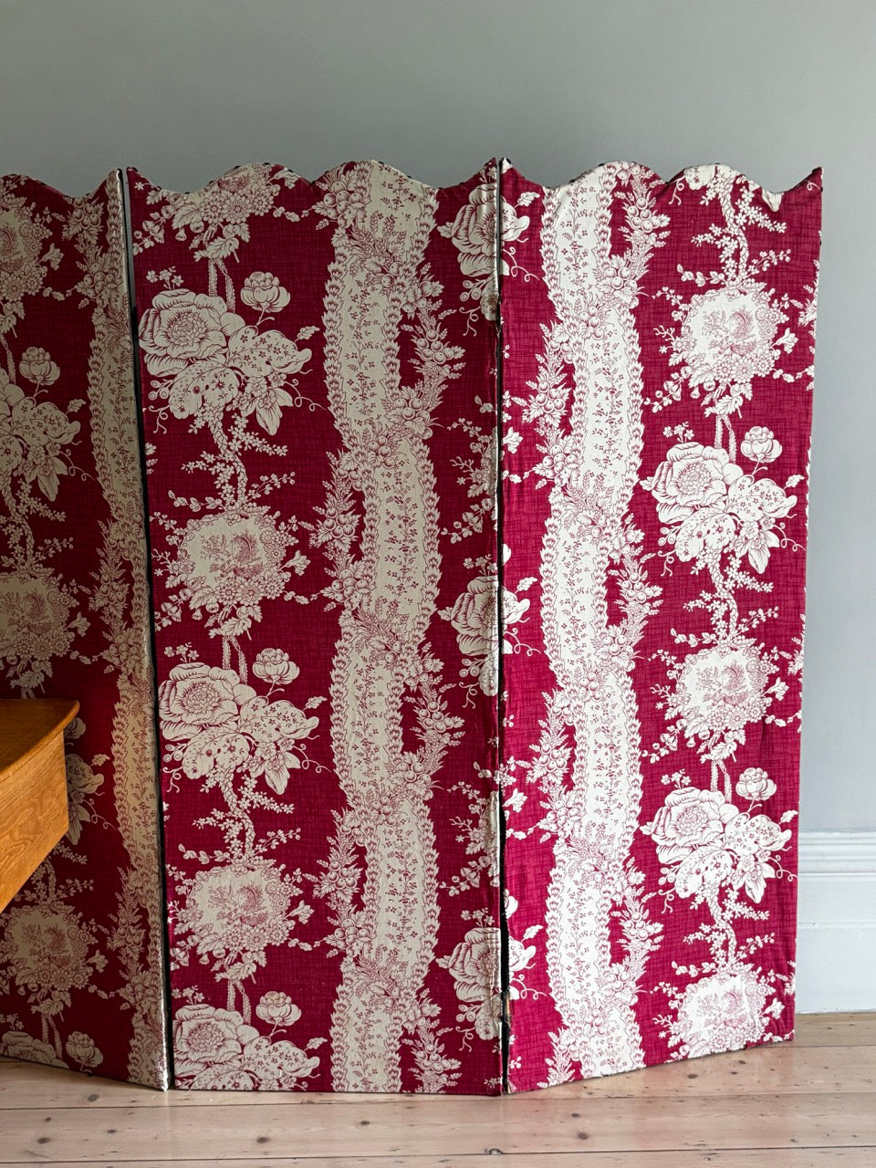 Vintage Floral Scalloped Room Partition