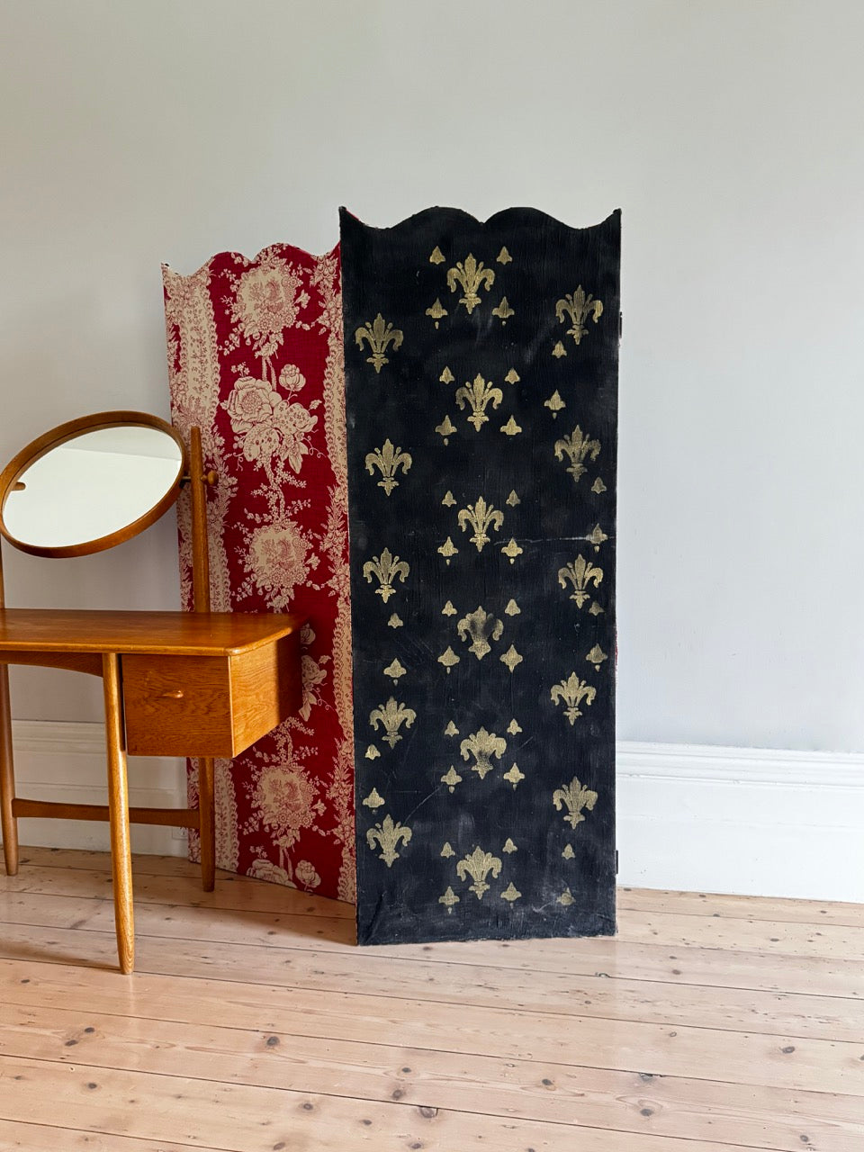 Vintage Floral Scalloped Room Partition
