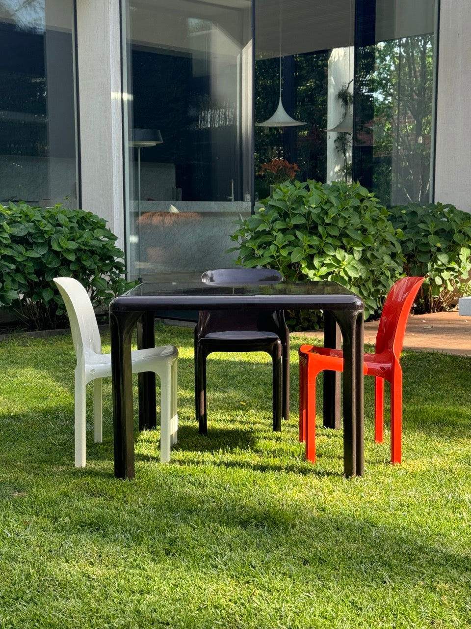 Magistretti 'Stadio' 100 Table and Four 'Selene' Chairs