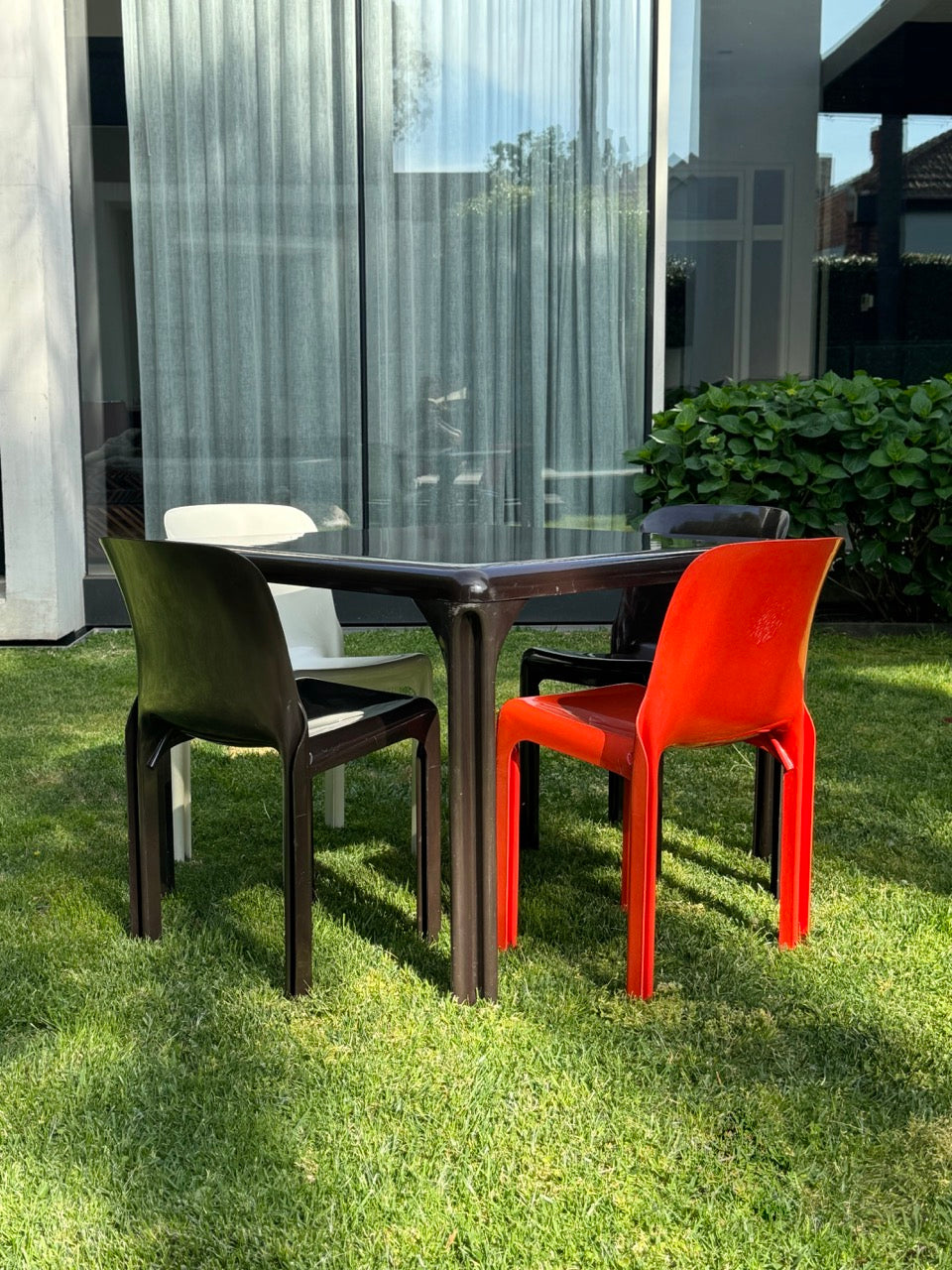 Magistretti 'Stadio' 100 Table and Four 'Selene' Chairs