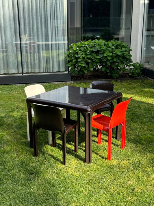 Magistretti 'Stadio' 100 Table and Four 'Selene' Chairs