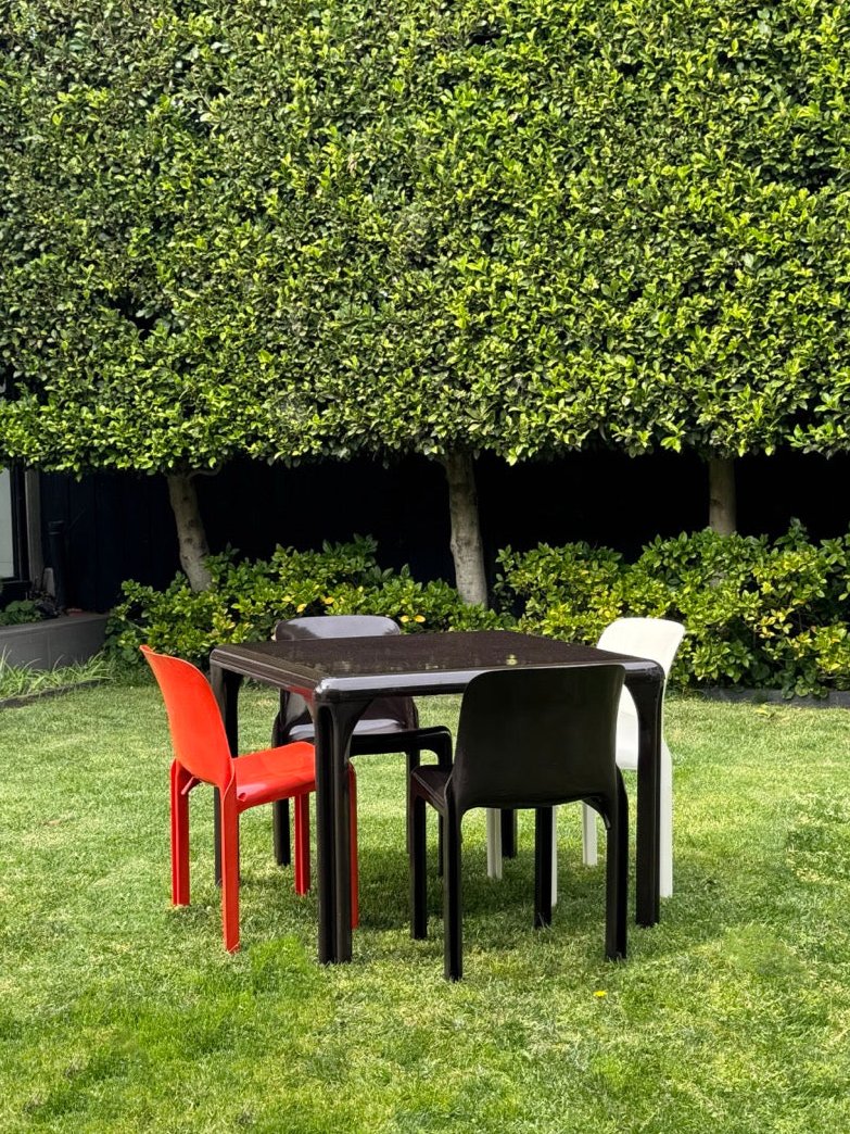 Magistretti 'Stadio' 100 Table and Four 'Selene' Chairs