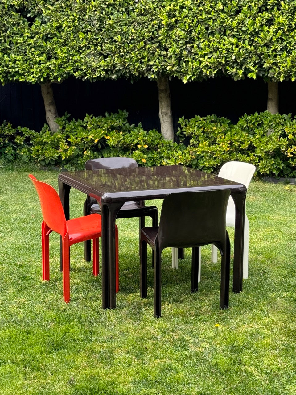 Magistretti 'Stadio' 100 Table and Four 'Selene' Chairs