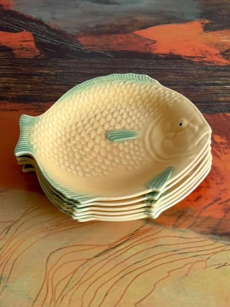 A Set of 8 Shorter & Sons Fish Plates and a Matching Sauce Jug