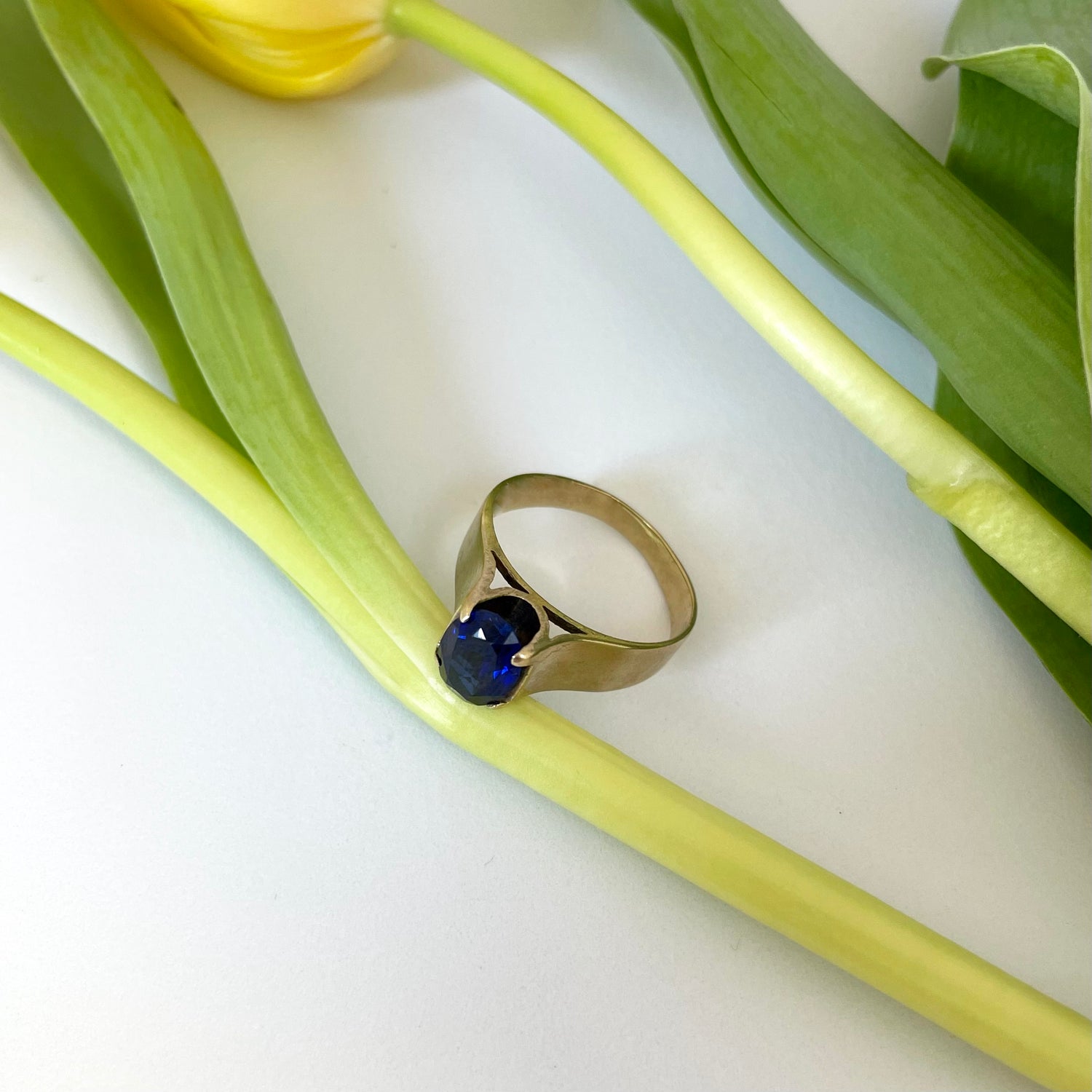 9ct gold & sapphire ring