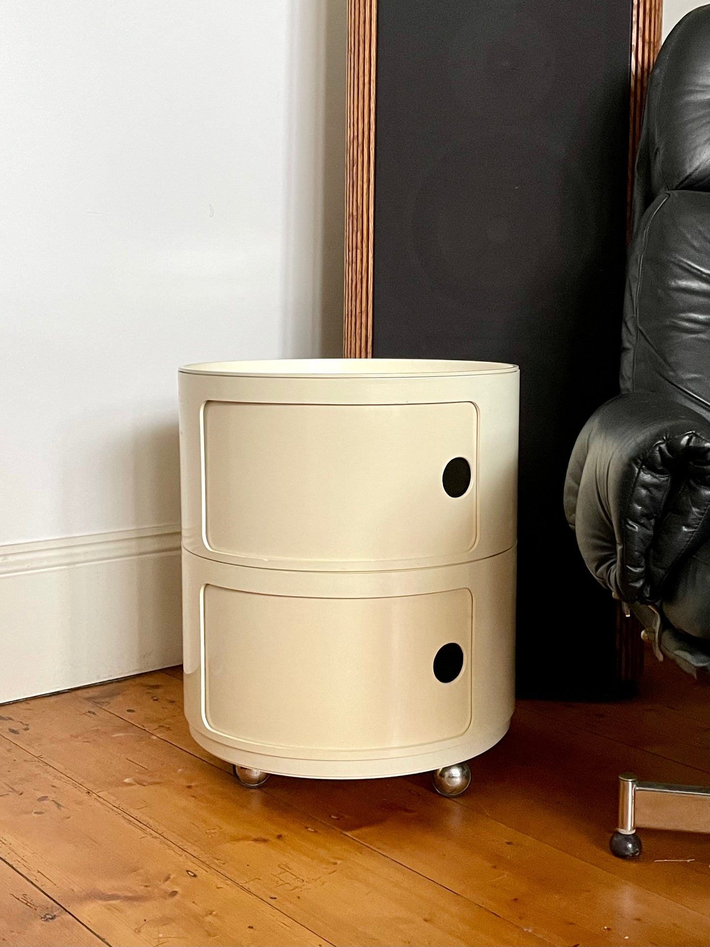 Kartell Componibili on castors in cream