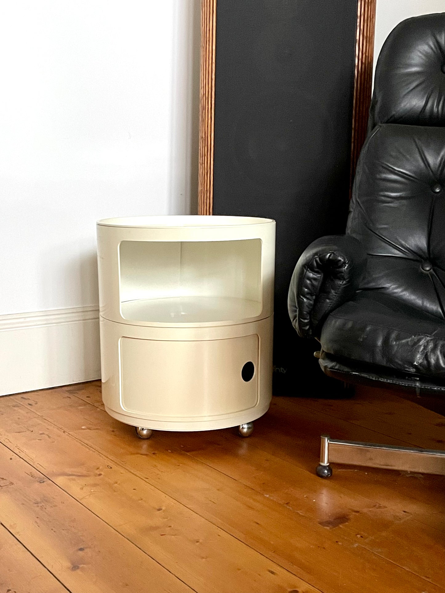 Kartell Componibili on castors in cream