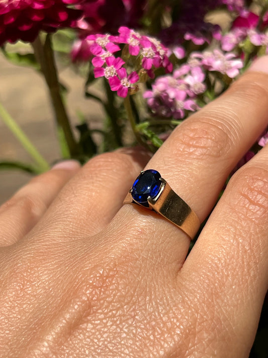 9ct gold & sapphire ring